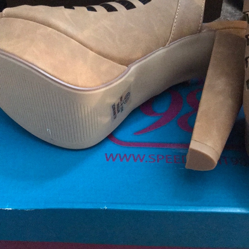 Tan high heels - Picture 3 of 3